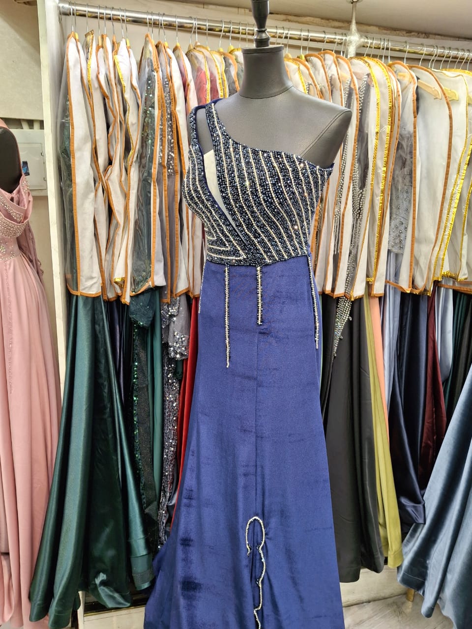 مزون لباس مجلسی فروشگاه بانو در مشهد